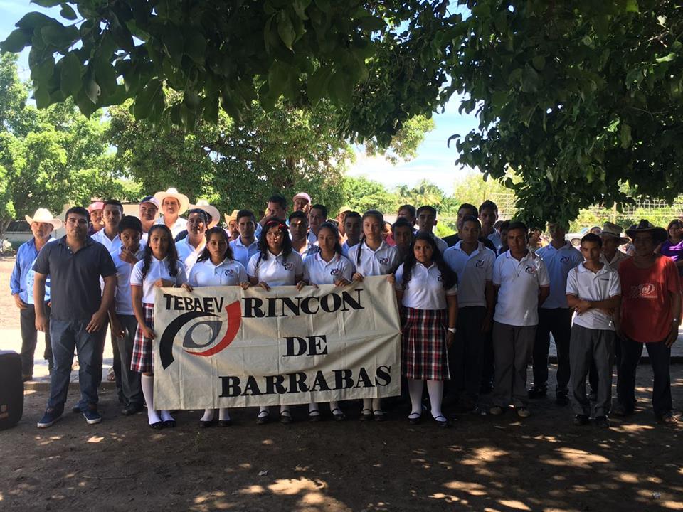 Alumnos del TEBAEV Rincón de Barrabás, autoridades municipales y comunidad