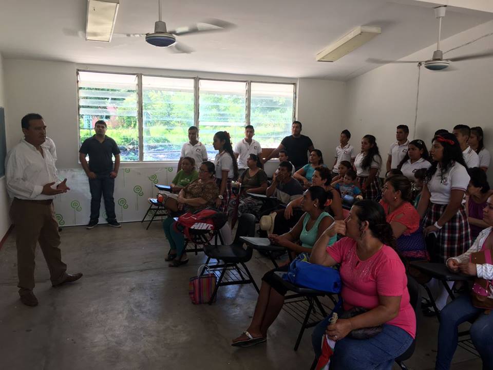 Supervisor de Zona durante una plática con padres de familia y alumnos